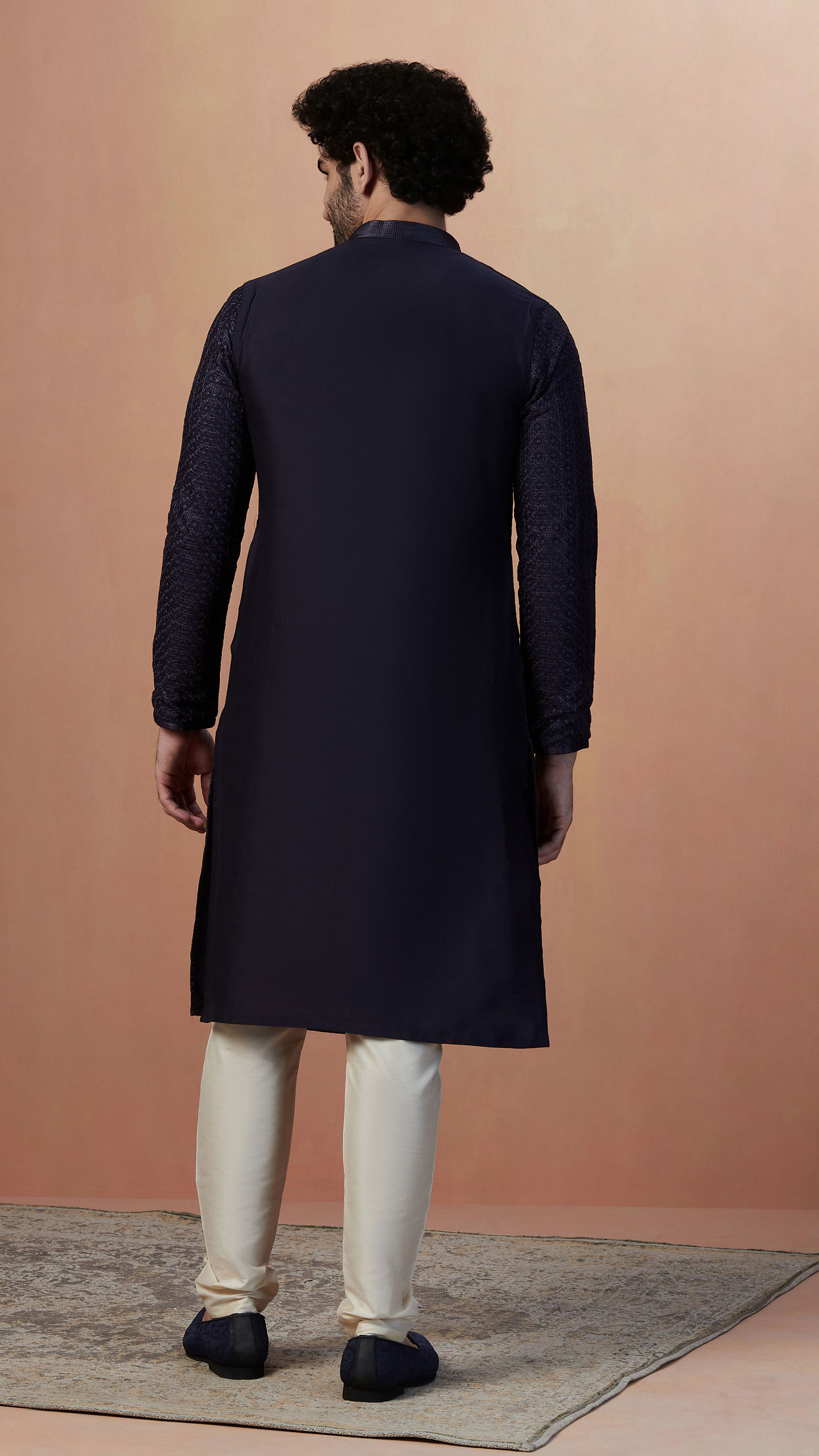 alt message - Manyavar Men Royal Blue Self Embroidered Kurta Pajama image number 3